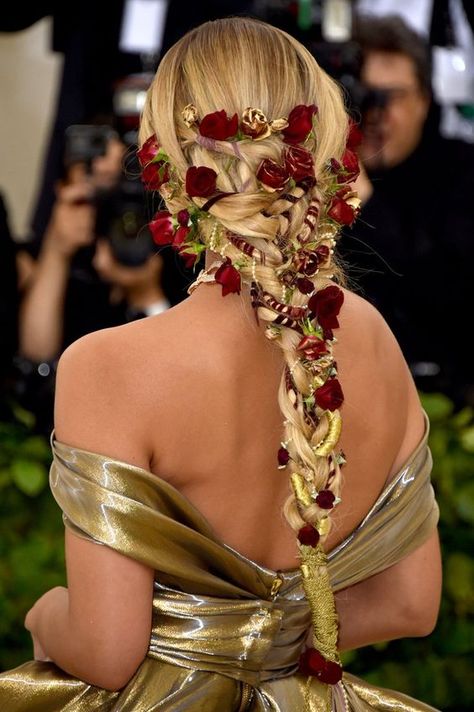 The Met Gala Dresses Might Have Been Breathtaking, but the Hair Accessories Were 100 Times Better Braided Hairstyles With Flowers, Wedding Hairstyle With Flowers, Beatiful Aesthetic, Gala Hair, Sunny Aesthetic, Met Gala Dresses, Jasmine Sanders, Couture Hairstyles, Flower Braids