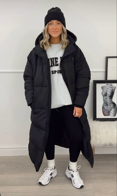 Duvet Coat Outfit, Long Line Puffer Jacket Outfit, City Break Winter Outfits, Puffer Parka Outfit, Super Puff Long Outfit, Black Teddy Bear Jacket Outfit, Winter Parade Outfits, Jogger Winter Outfit, Winter Chicago Outfit