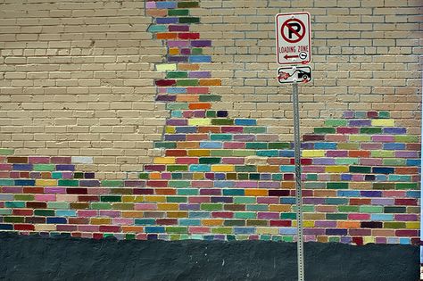 Rainbow painted brick wall - maybe in the garage :-) Sunroom Idea, Kitchen Brick, Brick Wall Gardens, Brick Wall Ideas, Painted Bricks, Brick Wall Decor, Painted Brick Walls, Interior Brick, Cinder Block Walls