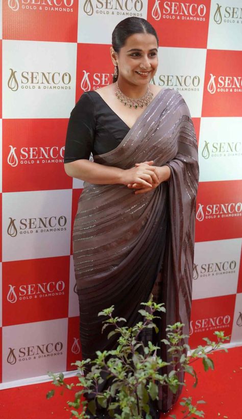 Saree For Chubby Girls, 00s Bollywood, Vidhya Balan Saree, Sequinned Saree, Vidya Balan Saree, Vidya Balan In Salwar Kameez, Vidya Balan In Saree, Ombre Saree, Onam Saree