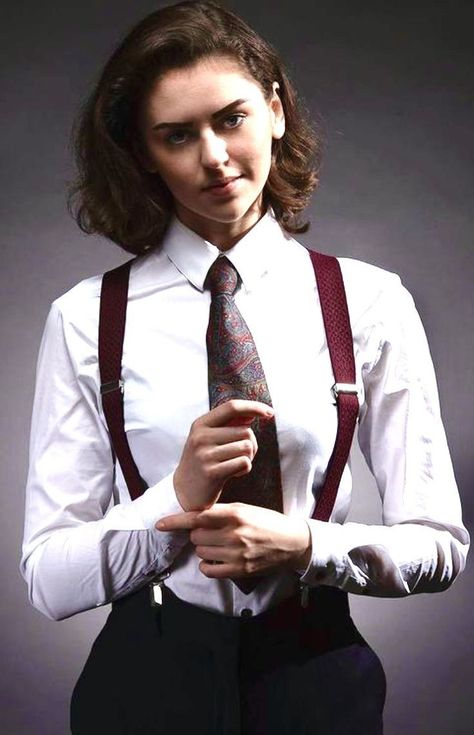 Stil Masculin, Women Wearing Ties, Woman In Suit, Výtvarné Reference, Mode Costume, Woman Suit Fashion, Human Poses Reference, Human Poses