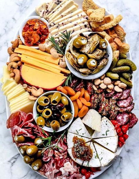 Plateau de fromage et charcuterie méditerranéen Cheese Platter Presentation, Board Recipes, Taco Dip, Charcuterie Cheese, Foodie Crush, Charcuterie And Cheese Board, Charcuterie Recipes, Party Platters, Cheese Boards