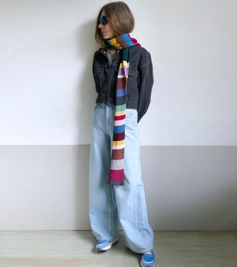 Scarf Trends Knit, Long Knitted Scarf, Crochet Scarf Multicolor, Long Knit Scarf, Cool Scarf Outfit, Knitted Striped Scarf, Striped Scarf Outfit, Styling A Scarf, Knit Scarf Outfit