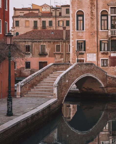 A Helpful Guide to the Best Photo Spots in Venice - My Travel Fix Venice Italy Map, Venice Italy Hotels, Venice Italy Food, Pictures Of Venice, Venice Italy Gondola, Venice Italy Photography, Venice Photography, Venice Photos, Travel Photography Europe