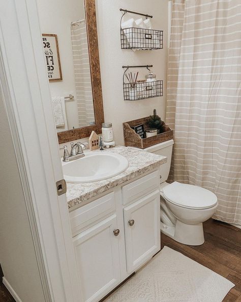 Renter Friendly Decorating, Small Apartment Bathroom, Bathroom Decorating Ideas, Apartment Decorating On A Budget, Home Design Diy, Bathroom Decor Apartment, Bathroom Decorating, Bathroom Inspiration Decor, Apartment Bathroom