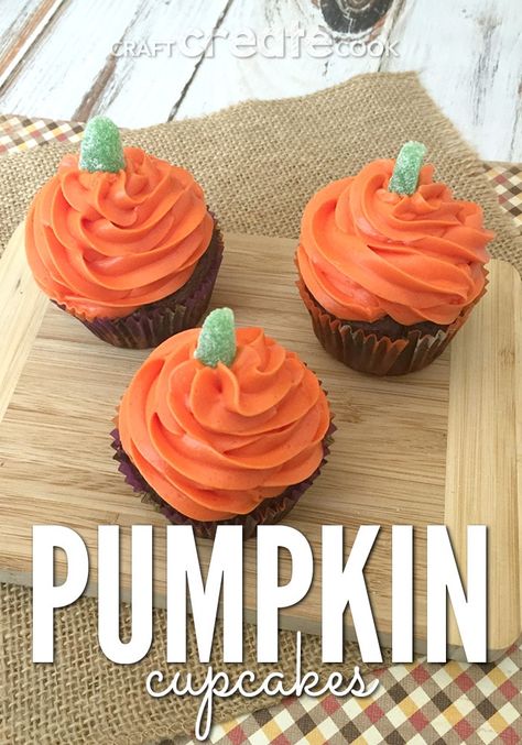 How to Make Pumpkin Halloween Cupcakes School Cupcakes, Halloween Food Cupcakes, Cupcakes Halloween, Cake Pumpkin, Cupcake Crafts, Dessert Halloween, Thanksgiving Cupcakes, Postres Halloween, Savory Cakes