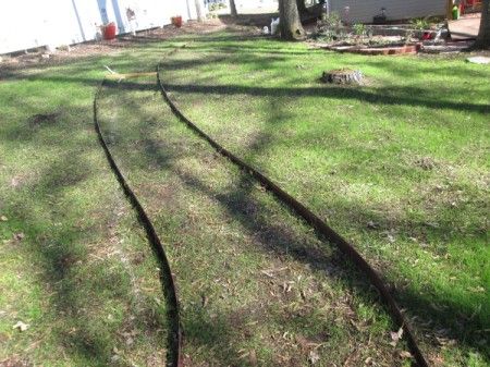 Making An Easy Garden Path Path In Lawn, Easy Pathways Diy, Diy Walking Path, Backyard Path, Diy Pathway, Above Ground Garden, Modern Gardening, Designing A Garden, Garden From Scratch