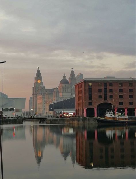 Liverpool City Wallpapers, Liverpool England Aesthetic, Liverpool University Aesthetic, Liverpool City Aesthetic, Essex Aesthetic, Liverpool Aesthetic, Liverpool Photography, City Travel Aesthetic, Aesthetic Buildings