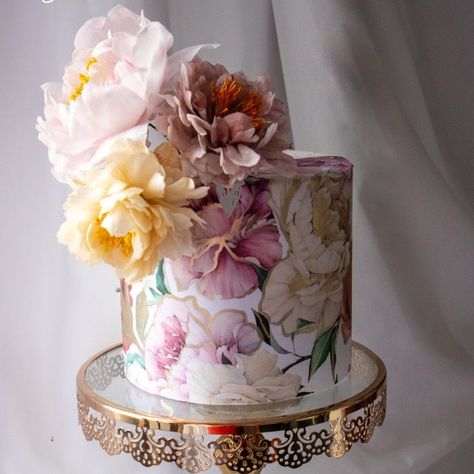 Make any cake a work of art! Crystal Candy has a range of printed icing sheets like these. ORDER HERE: https://www.crystalcandy.co.za/product/moody-painted-peonies-with-gold-printed-edible-icing-sheet/ Edible Print Cake, Edible Diamonds, Bachelorette Cake, Shoe Cakes, Party Sweets, Crystal Candy, Edible Icing Sheets, Crystal Lace, Decorating Cakes