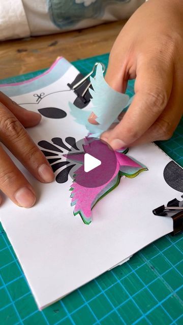 Fábrica de Texturas on Instagram: "Tutorial para crear tu propio Papel Picado 💀🇲🇽 El papel Picado es una artesania ornamental de origen mexicano que se utiliza para decorar en festividades tales como el Dia de Muertos 💀🎃 Consiste en troquelar figuras en papel seda. En este tutorial te enseñamos a realizar una adaptación casera y de manera muy sencilla. Solo necesitarás papel seda (haz montones de 3-6 papeles), tijeras, cutter, y el diseño impreso que más te guste. Nosotras te proponemos tres diseños bien bonitos que podrás descargar en nuestra web. 🙌🏽 Durante todo el mes de octubre tendrás los diseños del video en destacados y el enlace en el perfil y si estás en nuestra newsletter te llegarán directito a tu correo 😉🤍 #hazlotumismo #papelpicado #diademuertos #papercut #artepopula Diy Papel Picado Banner, How To Make Papel Picado, Ideas Dia De Muertos, Diy Ofrenda Alter, Papel Picado Diy, Ofrenda Ideas Diy Small, Diy Mexican Decor, Papel Picado Template, Diy Papel Picado