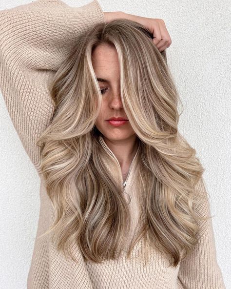 Blonde Hair with Medium Brown Lowlights for Fall Brown Hair With Blonde Lowlights, Blond Beige, Fall Blonde Hair Color, Beige Blonde Hair, Blonde Lowlights, Fall Blonde Hair, Medium Blonde Hair, Fall Blonde, Creamy Blonde