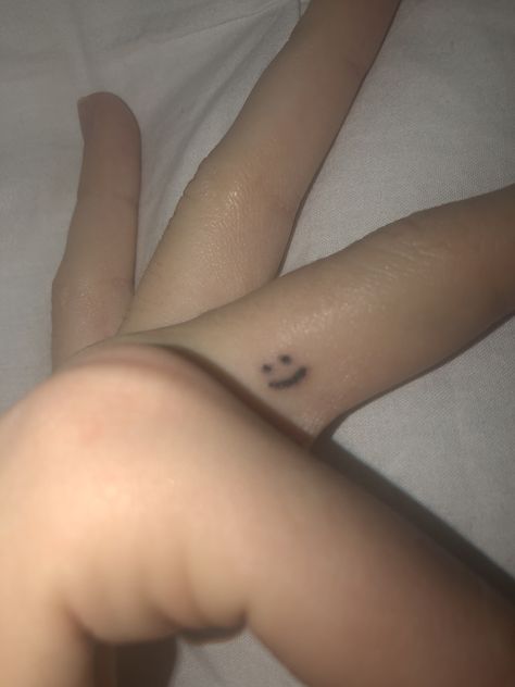 Smiley Stick And Poke, Smiley Face Stick And Poke, Face Tats, Stick Poke Tattoo, Stick N Poke, Poke Tattoo, Stick And Poke, Food Snapchat, Smiley Face