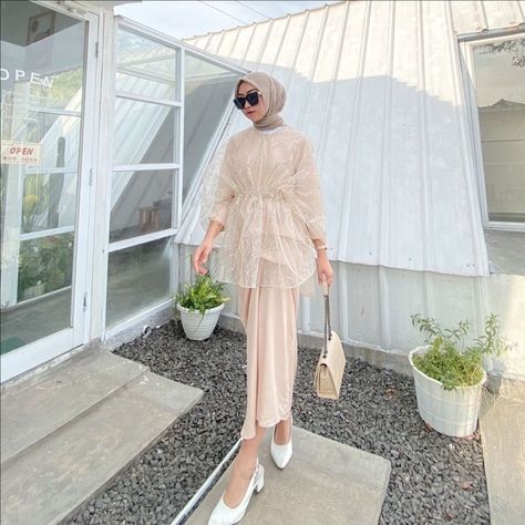 Gold Kebaya, Outer Tulle, Organza Outer, Bridesmaid Dresses Hijab, Outer Organza, Outfit Outer, Tulle Outfit, Eid Fashion, Kebaya Modern Dress