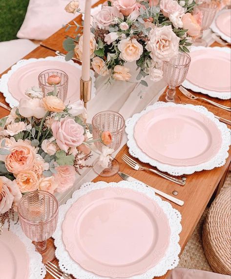 Pink Plate Table Setting, Party Plates Setup, Birthday Lunch Table Setting, Bridesmaid Brunch Ideas Table Settings, Lunch Table Settings, Bridal Shower Tablescape, Pink Graduation Party, Pink Table Settings, Pink Tablescape