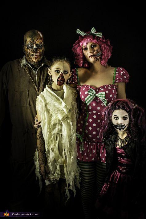 Zombie Family - Halloween Costume Contest via @costumeworks Group Halloween Costumes Scary, Family Costumes Diy, Family Themed Halloween Costumes, Family Potrait, Unique Couple Halloween Costumes, Halloween Infantil, Themed Halloween Costumes, Zipper Face, Creepy Costumes