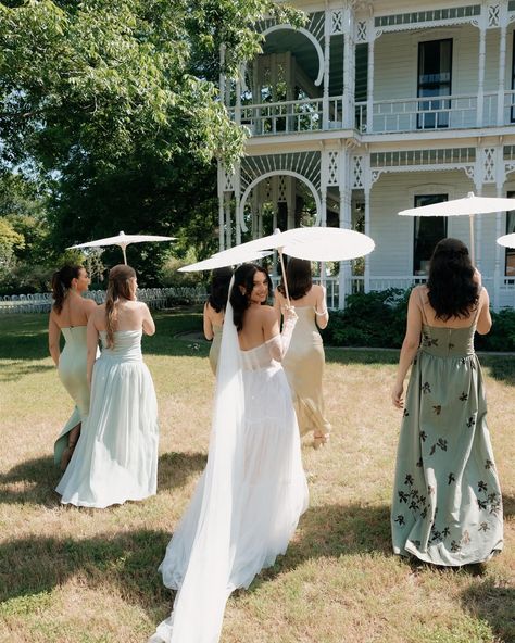 Parasols forever <3 Planning: @eclipseeventco @tessamoonjohnson Venue: @barrmansion HMU: @lunabeauty_bridal Band: @loveandhappinessband @moontowerentertainment Floral: @reveriefloristry Photo: @fallonstovallphoto Video: @sydneybethfilms Photo Booth: @vannagramatx Rentals: @monarcheventatx Cigar Roller: Bobalu Transportation: @aroundaustin @weddingbronco Parosals Umbrellas Parasols, Parasol Wedding Photos, Bridal Parasol, Mismatched Bridesmaids Dresses, Wedding Umbrella, Parasol Wedding, Party Shots, White Umbrella, Mismatched Bridesmaids