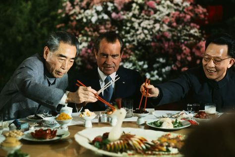 Nixon eating Chinese food Good Table Manners, Henry Kissinger, Mao Zedong, Table Manners, Richard Nixon, Chinese Restaurant, Us Presidents, Nixon, Chinese Food