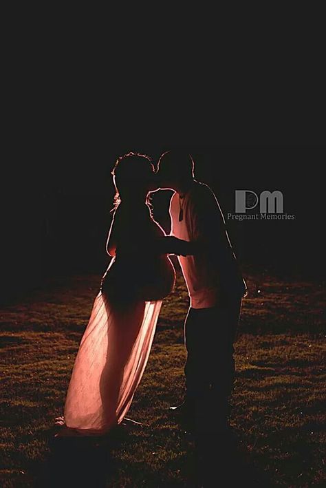 Maternity Shoot At Night, Night Time Maternity Photoshoot, Night Maternity Photoshoot, Night Poses, Silhouette Maternity, Kissing Photo, Maternity Couple, Pregnancy Pics, Maternity Photography Poses Pregnancy Pics