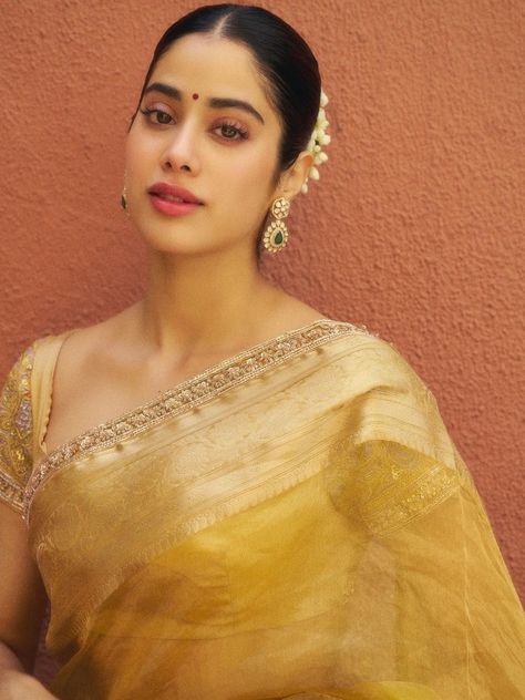 Proof that simplicity can be stunning Jhanvi Kapoor, Traditional Chic, Indian Dresses For Women, Golden Saree, Simple Saree Designs, Janhvi Kapoor, India Dress, Simple Sarees, Indian Fashion Saree