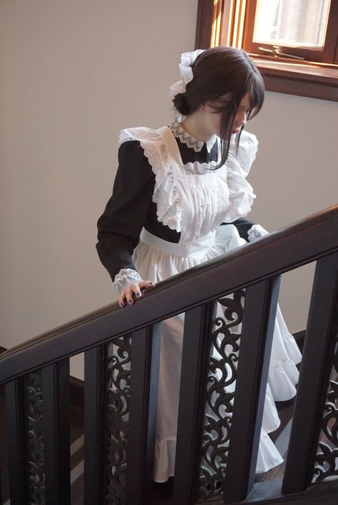 Victorian Maid, Victorian Era Dresses, Maid Cosplay, Maid Outfit, Maid Dress, Pose Reference Photo, Lolita Dress, Lolita Fashion, Pose Reference