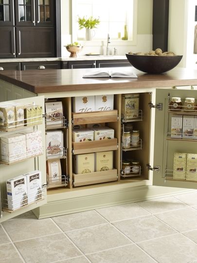 OCD cabinet organization at it's finest Island Storage, Kitchen Island Storage, Quirky Kitchen, Small Kitchen Storage, Organizing Hacks, Mobil Home, Kitchen Farmhouse, Kitchen Cabinet Organization, Kitchen Cabinet Storage