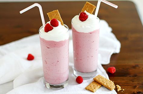 Raspberry Cheesecake Milkshakes Milkshakes Recipes, Cheesecake Shake, Cake Milkshake, Cheesecake Milkshake, Juice Punch, Jello Mousse, Drinks Nonalcoholic, Wine Cork Ideas, Lemon Drizzle Cake