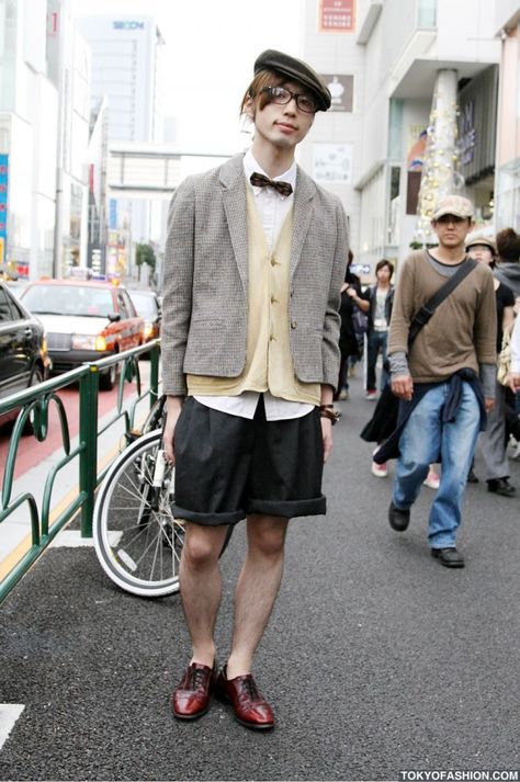 Newsboy Hat & Bow Tie Guy in Harajuku. Also can we discuss these fab shorts? Newboys Hat Outfit, Newboys Hat, Newsboy Hat Outfit, Japanese Guy, Harajuku Street Fashion, Hipster Dress, Outfit Street Style, Teenage Guys, Harajuku Fashion Street