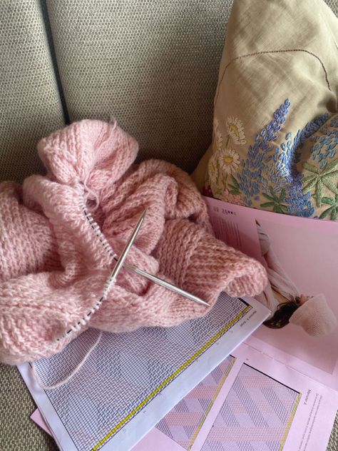 Crochet Process Aesthetic, Tejer Aesthetic, Knitting Aesthetic, Stunning Hairstyles, Wife Life, Everything Pink, Knitting Inspiration, Yarn Crafts, Crochet Designs