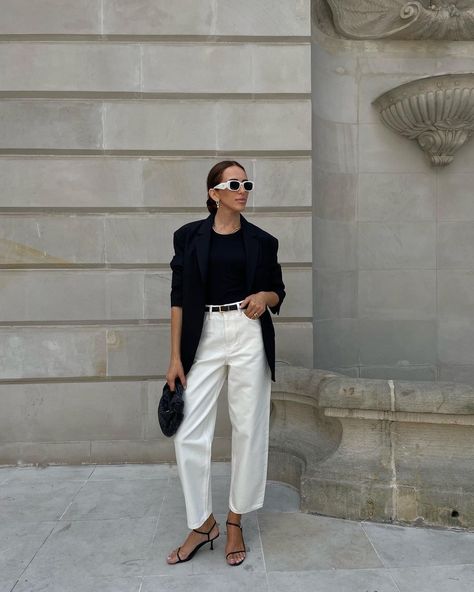 Irin (@irinstylin) • Fotos y vídeos de Instagram Linen Blazer Outfit Women, Office Outfits Women Casual, Street Style 2023, White Pants Outfit, White Jeans Outfit, Jeans Street Style, Office Casual Outfit, Sophisticated Outfits, Office Outfits Women