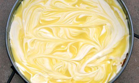 marbled lemon cheesecake Lemon Curd Cheesecake, Cake Raspberry, Lemon Cheesecake Recipes, Mango Cheesecake, Zucchini Cake, Salty Cake, Lemon Cheesecake, Creamy Cheesecake, Savoury Cake