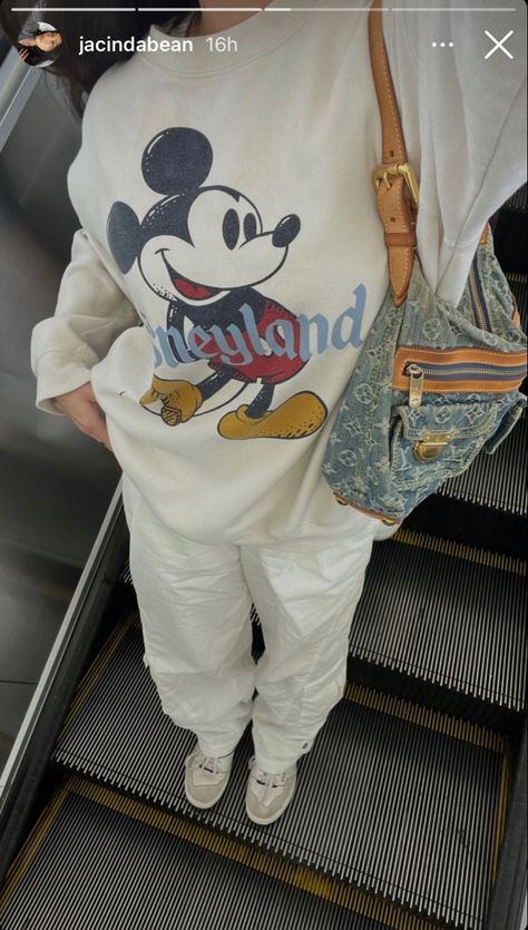 Disney World Sweater, Disneyland Sweatshirt Outfit, Disneyland Athleisure Outfit, Disney Crewneck Outfit, Disneyland Aesthetic Outfit Winter, Disneyland Aesthetic Winter, Disney Sweatshirts Outfit, Disney Oversized Shirt Outfit, Vintage Disney Outfit Aesthetic