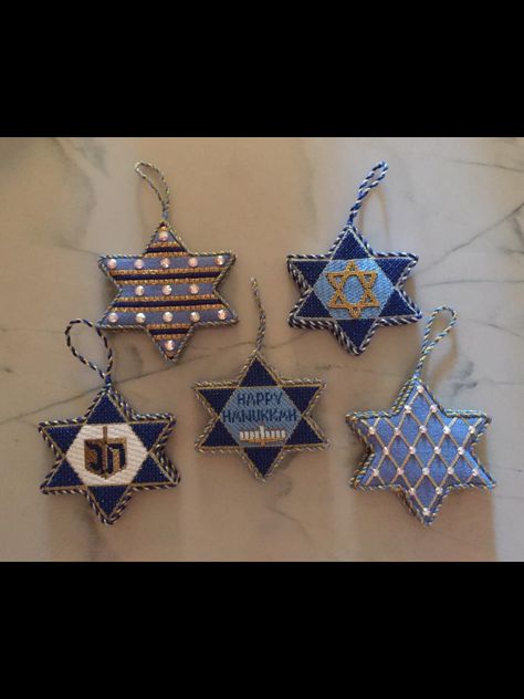 Stitched by Gail A. with Nimble Needle. Felt Hanukkah Ornaments, Hanukkah Felt Crafts, Hannukah Ornaments Diy, Felt Hannukah Ornaments, Jewish Ornaments, Hanukkah Aesthetic, Hanukkah Decorations Diy, Hanukkah Diy, Jewish Stuff