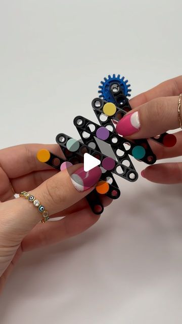 trippinbricks | Another LEGO fidget toy tutorial, this time, it‘s a 3in1 fan! 😁🪭   You can choose to build just the fan, but I wanted to bring more colors... | Instagram Lego Fidget Cube, Lego Fidgets Diy, Lego Fidget Toys, Lego Technic Ideas, Lego Fidget, Fidget Ideas, Fidgets Diy, Fidget Cube, Round Tiles