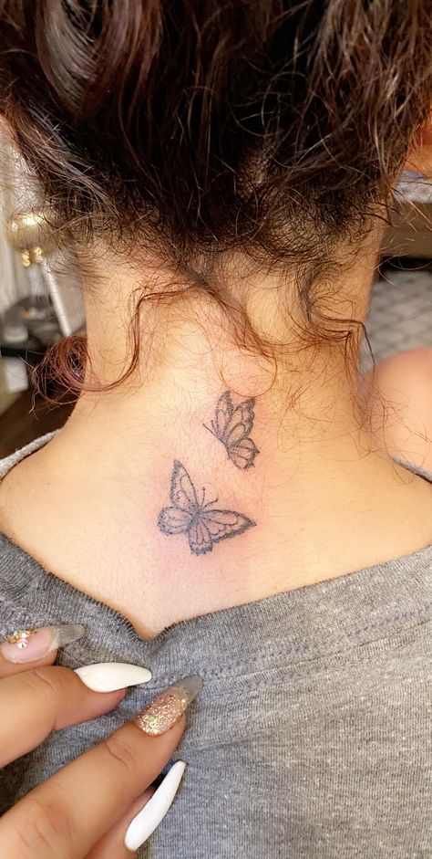 little neck butterflies 🦋 Behind The Neck Tattoos, Back Of Neck Tattoos For Women, Butterfly Neck Tattoo, Tattoo Son, Small Neck Tattoos, Side Neck Tattoo, Butterfly Back Tattoo, Tattoo Neck, Neck Tattoos Women