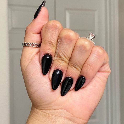 Black Almond Short Nails, Black Almond Shape Nails, Black Nail Designs Almond Shape, Almond Shape Black Nails, Black Nail Almond, Black Nails Pointy, Almond Shaped Black Nails, Black Almond Nails Short, Black Nails Acrylic Almond