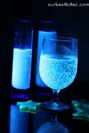 Easy Glowing Cocktails with Tonic Water | 31 Last-Minute Halloween Hacks Easy Halloween Party Food, Clever Halloween, Giant Bubbles, Easy Halloween Party, Halloween Fest, Tonic Water, Halloween Drinks, Glow Party, Halloween Food For Party