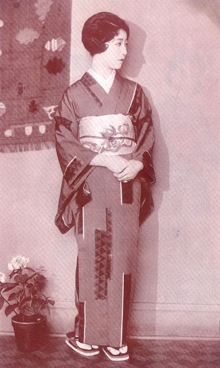 taishou-kun: Kimono outfit from early 1930s - Japan Source... Nippon Graph, Japanese Kimono Fashion, Women Kimono, Kimono Outfit, Showa Era, Japanese History, Japanese Street, Japan Tokyo, Ethnic Dress