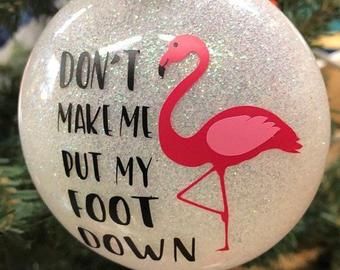 Diy Christmas Decorations Ornaments, Flamingo Christmas Decorations, Christmas Stew, Christmas Ornaments Cricut, Cricut Christmas Ornaments, Flamingo Christmas Tree, Flamingo Projects, Vinyl Ornaments, Flamingo Ornament