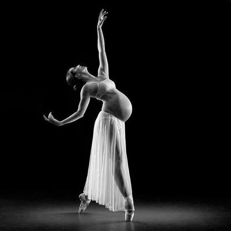 This image of woman dancing while pregnant is absolutely breathtaking!  What could be more beautiful than a pregnant ballerina!?  I'm sure this is a great way to stay in shape during pregnancy as well. Beautiful Pregnancy, Dance Photos, Dance Art, Dance Photography, Just Dance, Pregnancy Shoot, Maternity Pictures, Ballet Dancers, Akita