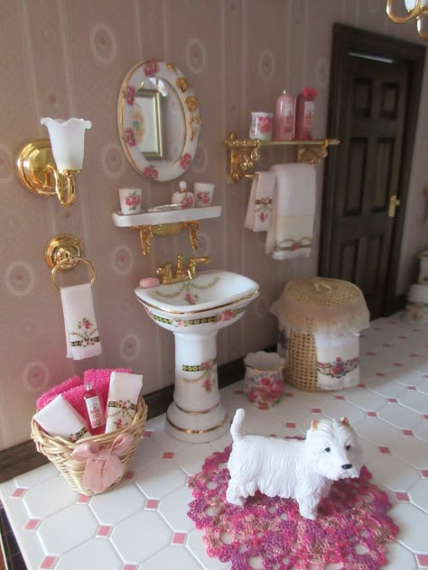 Dollhouse Decorating, Dolls House Shop, Dollhouse Bathroom, Dollhouse Diy, Barbie Doll Accessories, Mini Doll House, Doll House Crafts, House Crafts, Victorian Dollhouse