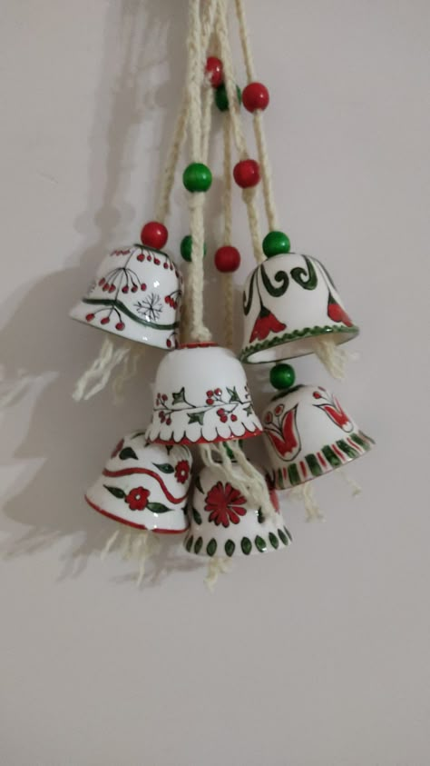 Holiday Pottery, Egg Carton Crafts, Ceramic Bell, Homemade Ornaments, Shell Crafts Diy, Pottery Painting Designs, Pottery Handbuilding, Clay Crafts Air Dry, Diy Bottle Crafts