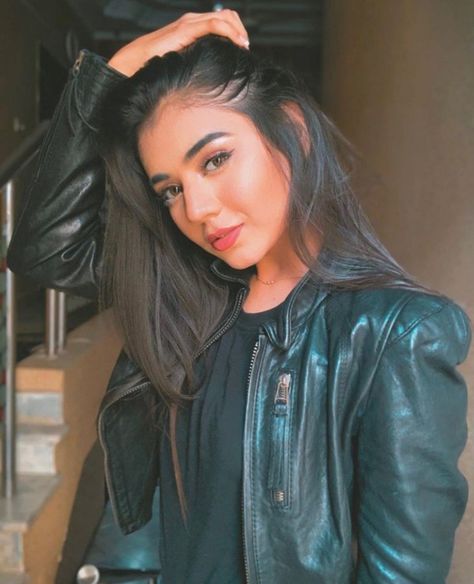 Areeka Haq Pics, Areeka Haq, Paid Promotion, Bollywood Hairstyles, Friend Poses Photography, Fashion Photography Poses, Portrait Photography Poses, Photography Poses Women, Brunette Girl