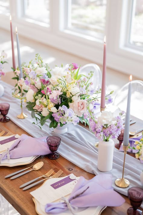 Lavender Wedding Inspiration | ElegantWedding.ca Wedding Lavander Decoration, Wedding Table Decor Purple, Lavender Wedding Table, Lilac Wedding Decorations, Lilac Wedding Theme, Wedding Purple Theme, Wedding Table Centerpieces Elegant, Lilac Wedding Themes, Lavender Purple Wedding