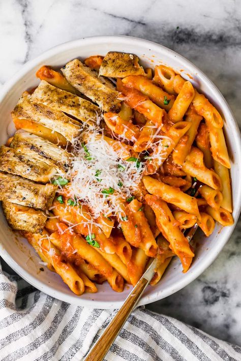 Penne Alla Vodka With Chicken, No Heavy Cream, Creamy Vodka Sauce, Vodka Sauce Recipe, High Protein Pasta, Penne Alla Vodka, Chicken Penne, Alla Vodka, Protein Pasta