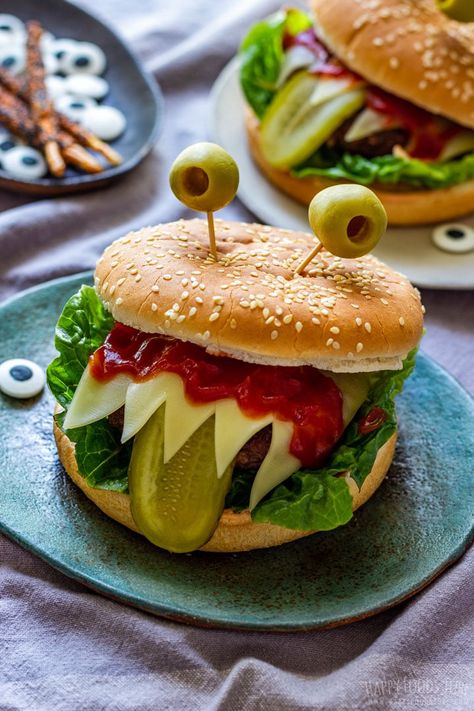 Monster burgers with tongue out Homemade Burger Patties, Fun Halloween Appetizers, Menu Halloween, Spooky Halloween Desserts, Halloween Appetizers Easy, Easy Halloween Snacks, Halloween Food Appetizers, Spooky Snacks, Halloween Fest