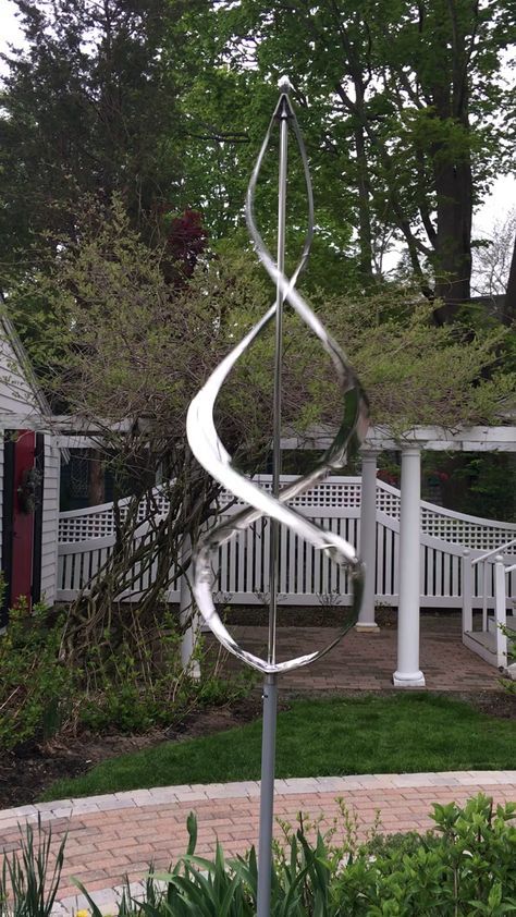 Kinetic Wind Art, Walls Architecture, Kinetic Art Sculpture, Garden Wind Spinners, Garden Spinners, Metal Sculptures Garden, Wind Art, Landscaping Simple, Garden Art Ideas