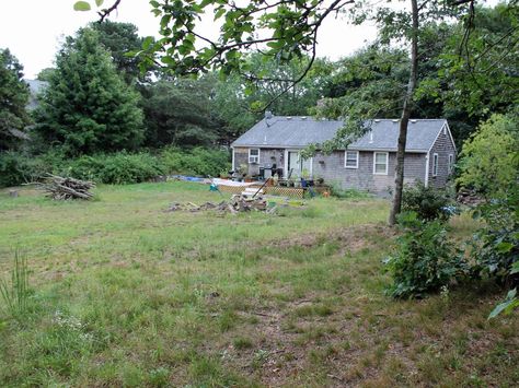 These young homeowners love the outdoors and have a huge backyard but are at a loss as to how to care for it. Woodpiles, that have attracted snakes, litter the property and the small vegetable garden they attempted was soon eaten by rabbits. Backyard Ideas Simple, Yard Transformation, Hardscape Backyard, Kid Friendly Backyard, Affordable Backyard Ideas, Large Backyard Landscaping, Cheap Backyard, Easy Backyard, Large Backyard