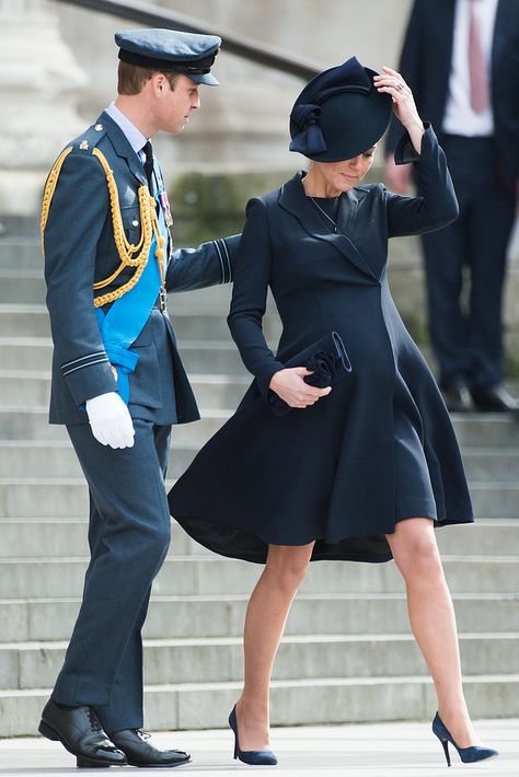 Prince William helped his pregnant wife along as they attended a March service for troops in London. Kate Middleton Pregnant, Düşes Kate, William E Kate, Kate Middleton And Prince William, Looks Kate Middleton, Prins William, Principe William, Kate Middleton Outfits, Kate Middleton Prince William