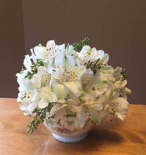 white alstroemeria centerpiece Alstroemeria Centerpiece, Alstroemeria Wedding, Very Small Wedding, Centerpieces For Weddings, Fresh Flower Arrangements, Wedding Motifs, Wedding Floral Arrangements, Wedding Floral Centerpieces, Fresh Flowers Arrangements