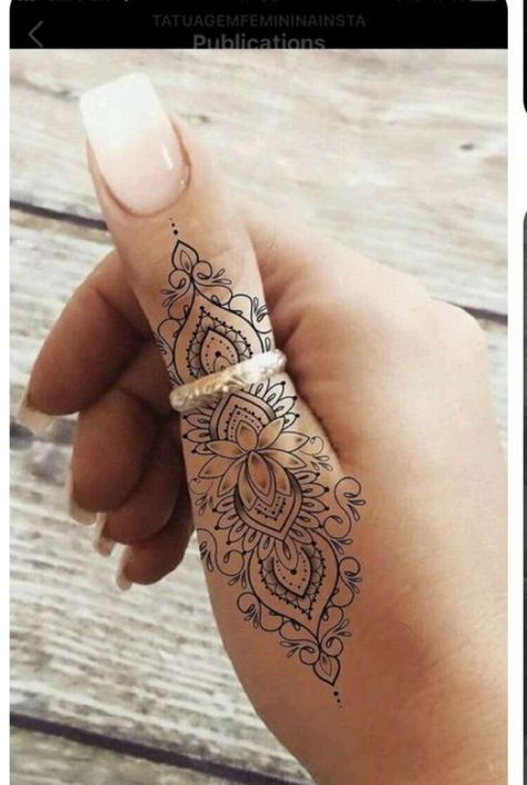 Tato Mandala, Thumb Tattoos, Tato Jari, Tato Henna, Finger Tattoo For Women, Hand And Finger Tattoos, Pretty Hand Tattoos, Finger Tattoo Designs, Muster Tattoos